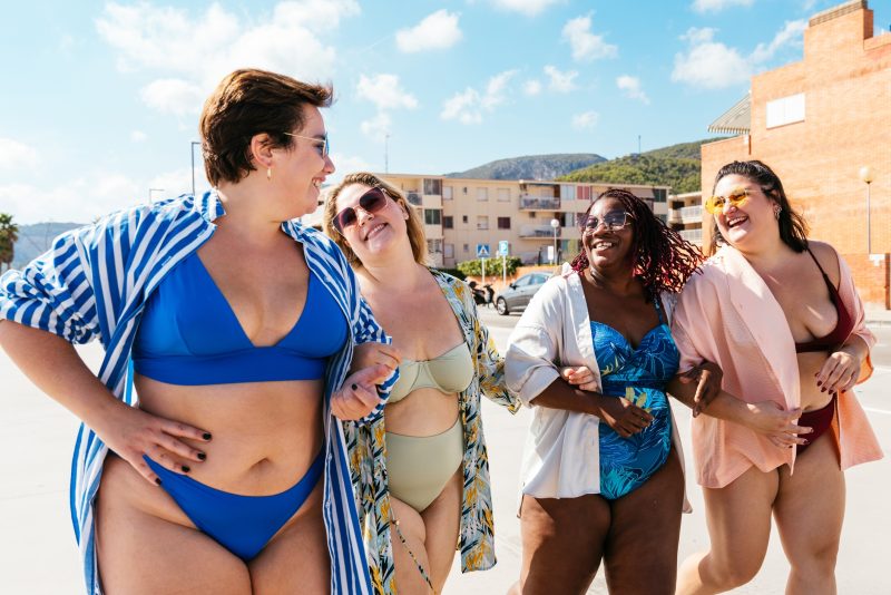 Group of beautiful plus size women with swimwear bonding and having fun at the beach - Group of curvy female friends enjoying summertime at the sea, concepts about body acceptance, body positive and self confidence