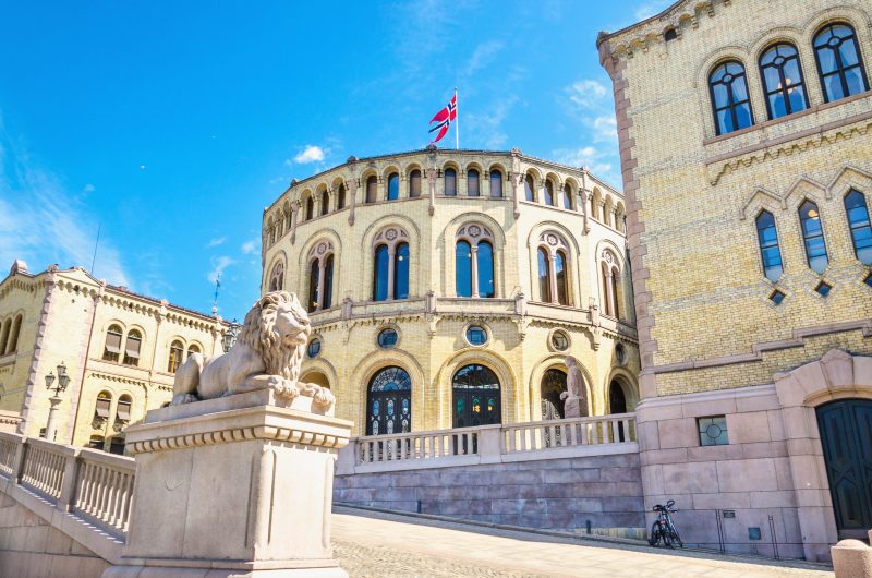 Stortinget - bilde på bygningene og på en av løvene som vakter på bygningen