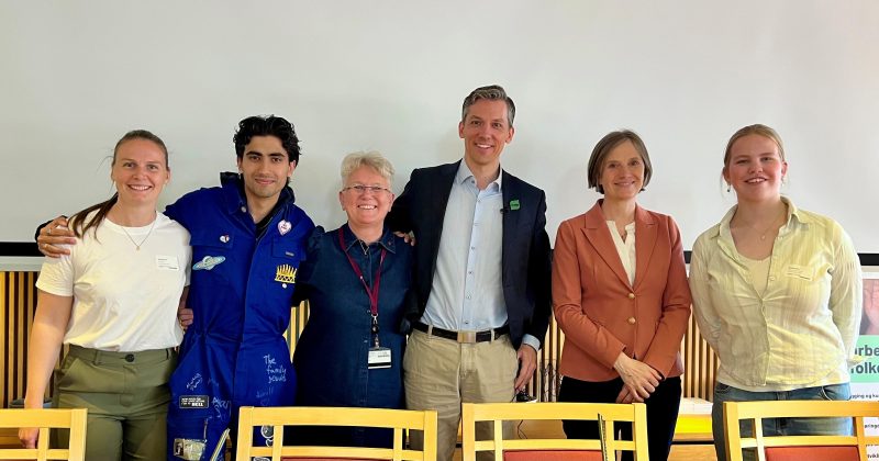 Seks personer som står ved siden av hverandre. Tre politikere og tre ungdommer. En av dem er russ.