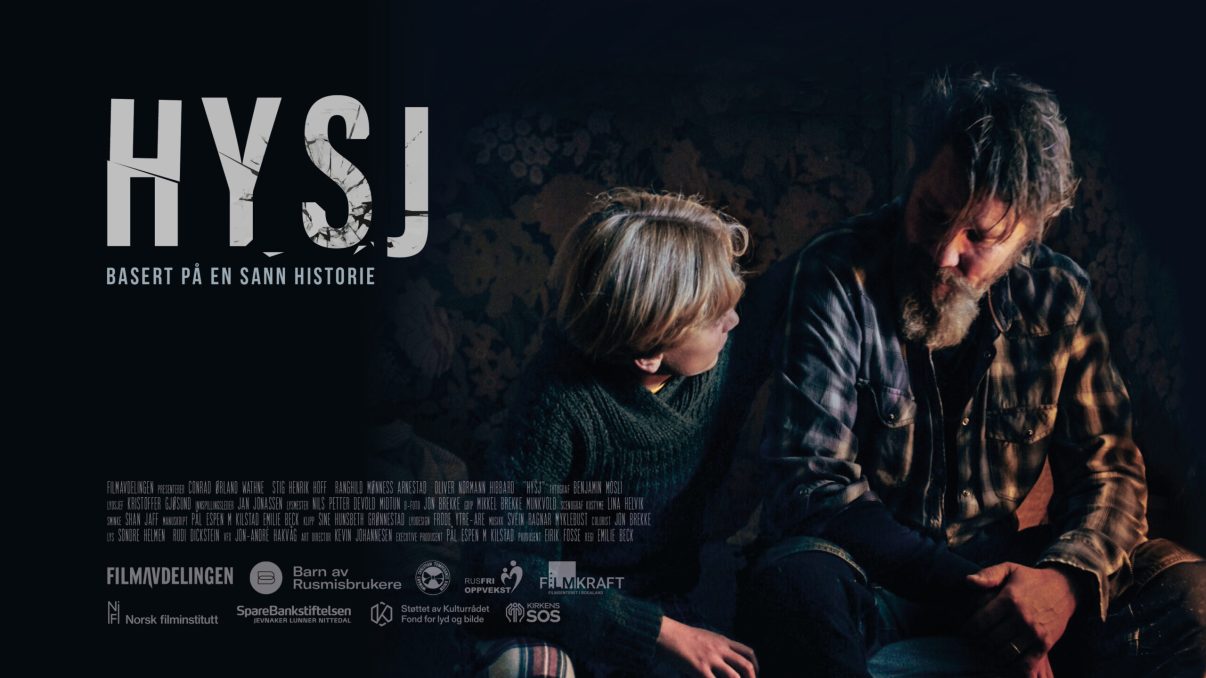 Hysj er en kortfilm om lojalitet, frykt og det å bli alt for tidlig voksen.